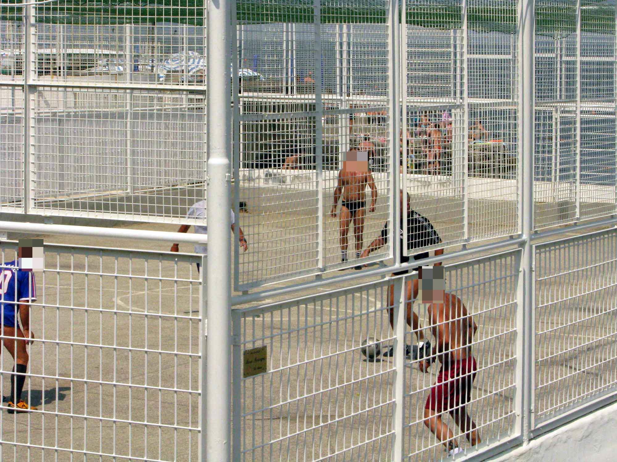 Una partita nel gabbione degli ex Pejani (foto d'archivio)