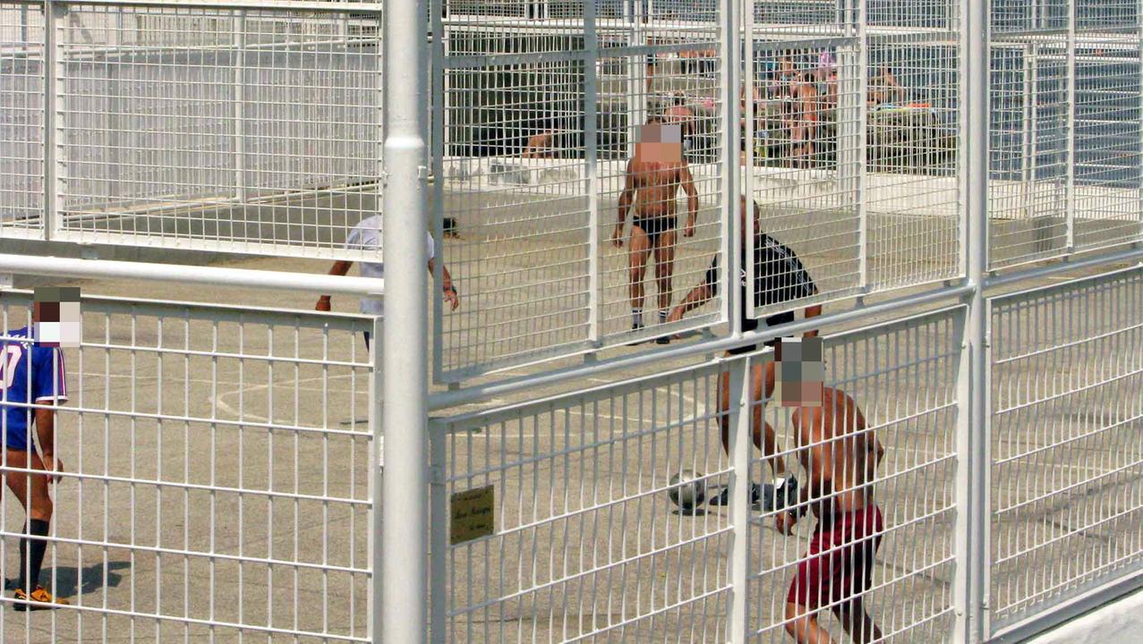 Una partita nel gabbione degli ex Pejani (foto d'archivio)