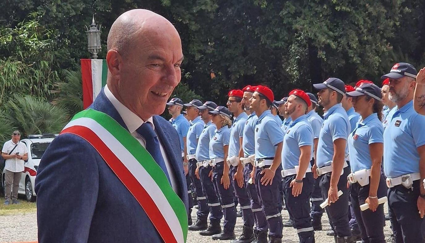Il sindaco Luca Salvetti con gli agenti della polizia municipale