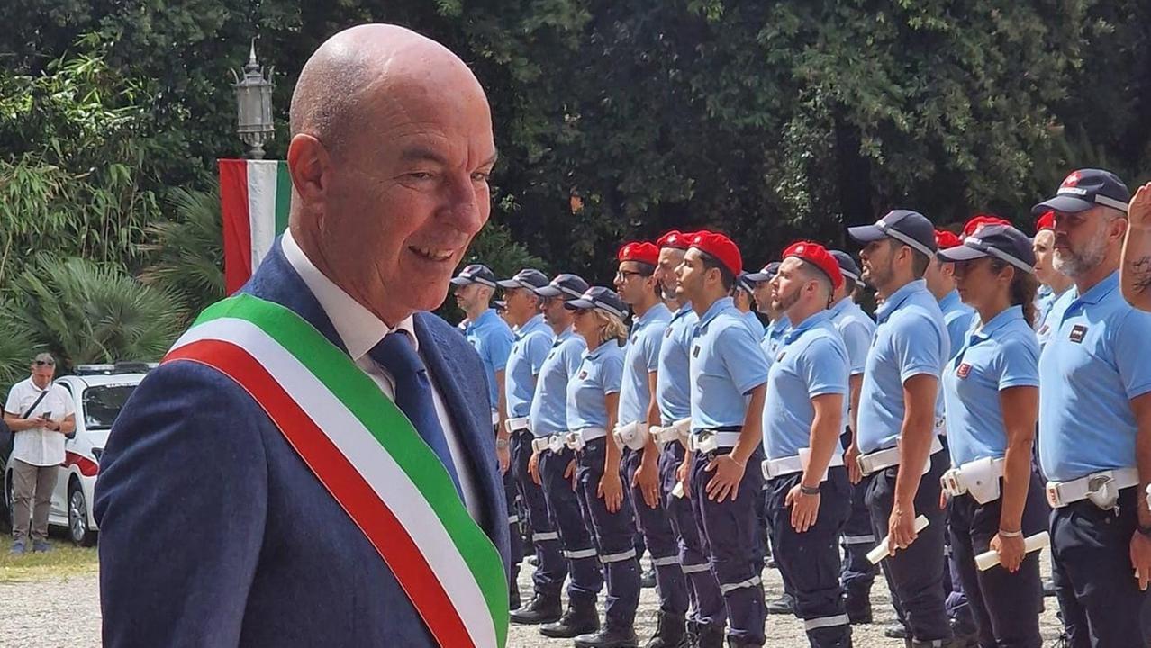 Il sindaco Luca Salvetti con gli agenti della polizia municipale