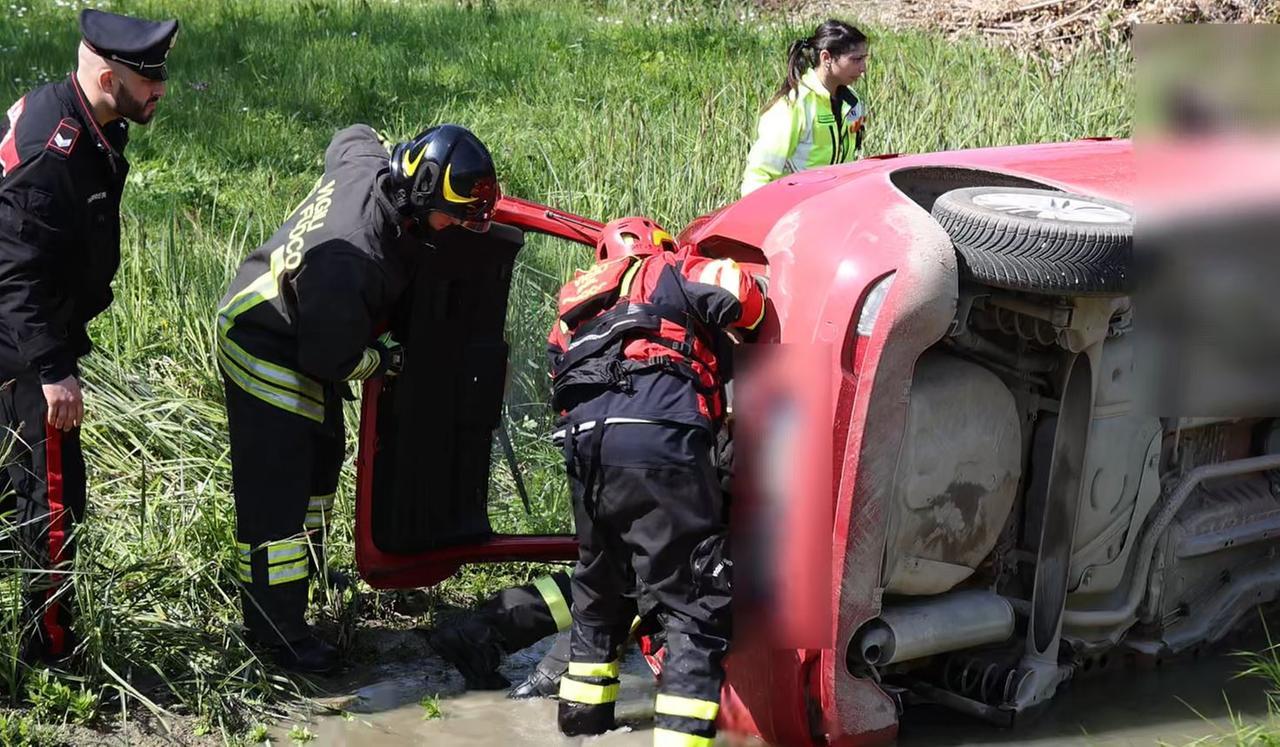 Auto nel canale a Quartesana, paura per una donna