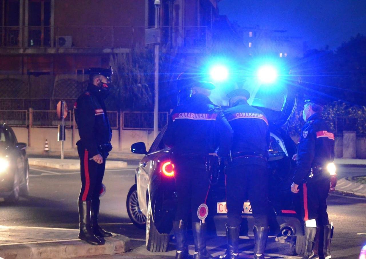 Dà un calcio a un carabiniere durante l’identificazione, arrestato