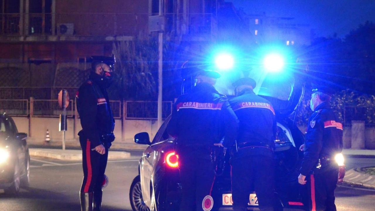 Dà un calcio a un carabiniere durante l’identificazione, arrestato