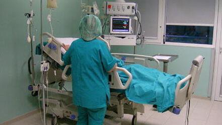 Cerca di accendere la stufa a legna con l'alcol e si ustiona: gravissima una 70enne