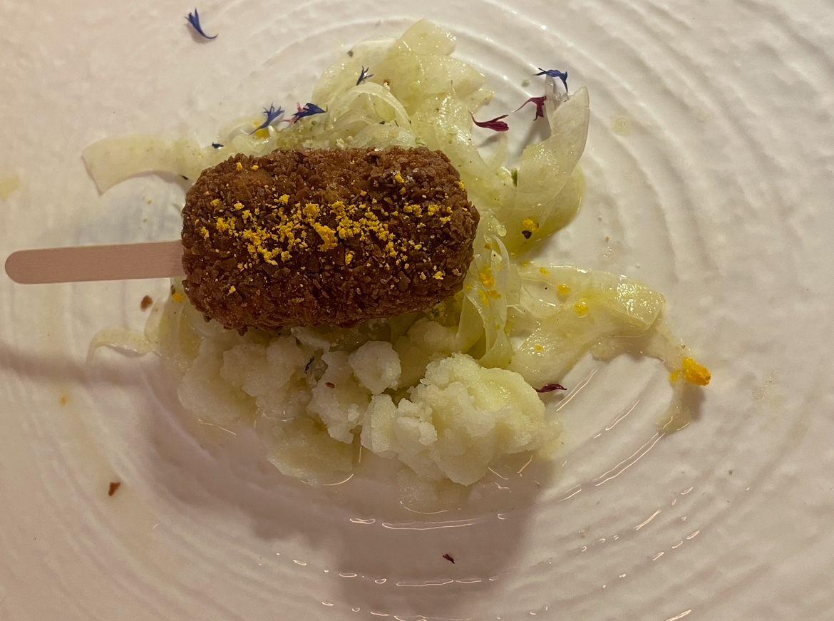 Il cervello impanato con il Carasau si mangia con lo stecco