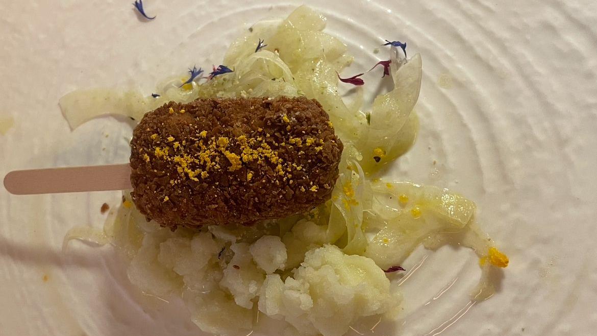 Il cervello impanato con il Carasau si mangia con lo stecco