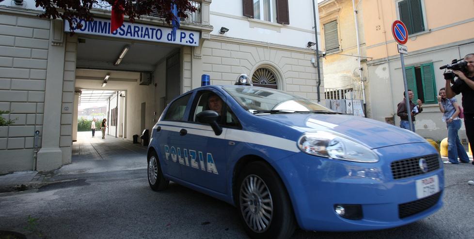 Pontedera, professore arrestato per molestie: i palpeggiamenti alla lavagna e le accuse delle tre studentesse