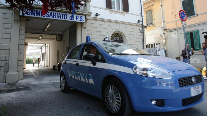 Pontedera, professore arrestato per molestie: i palpeggiamenti alla lavagna e le accuse delle tre studentesse