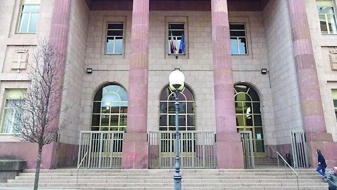 Crea un falso profilo sui social per spiare l’ex, poi lo denuncia per