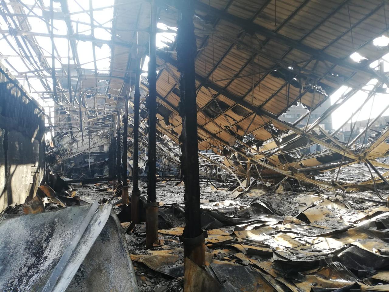 Incendio Inalca: il cane Max dei vigili del fuoco fiuta sostanze acceleranti nello stabilimento distrutto. Ora non si esclude il dolo