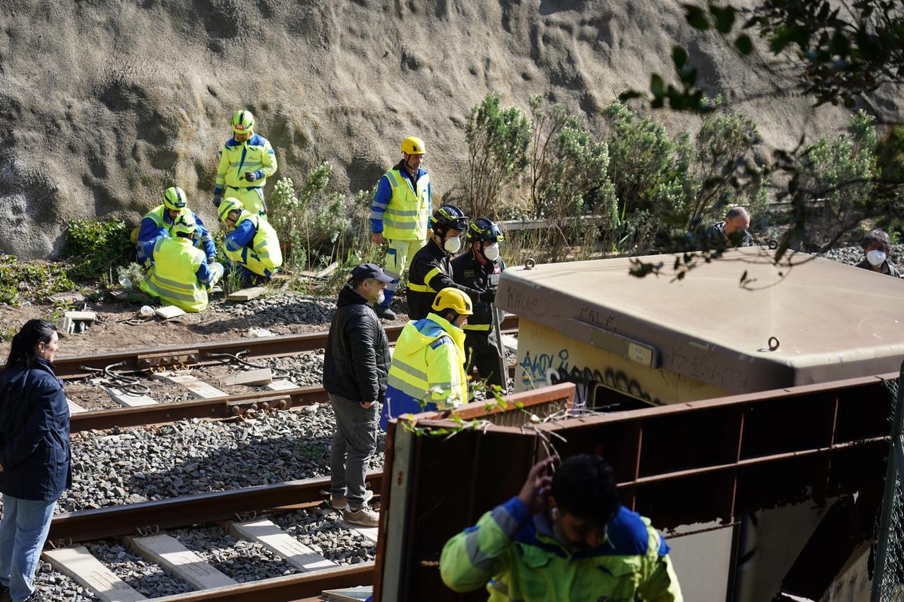 
	I tecnici delle Ferrovie sono stati impegnati a lungo per ripristinare la circolazione (foto Stick)

