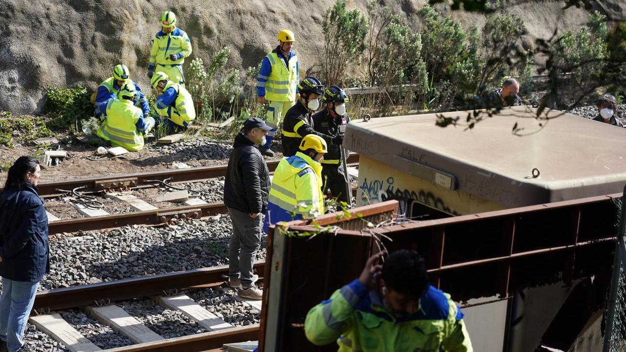 I tecnici delle Ferrovie sono stati impegnati a lungo per ripristinare la circolazione (foto Stick)