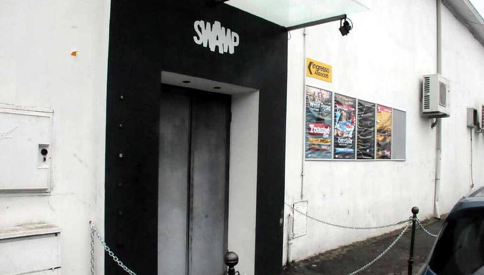 Carrara, la questura chiude lo Swamp: cosa è successo nella discoteca e la replica del responsabile alla sicurezza
