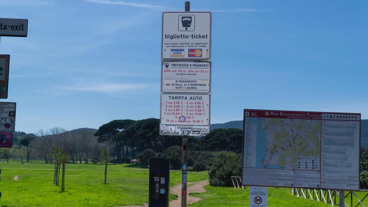Uno dei cartelli a Baratti (foto Lorenzo Manzini)
