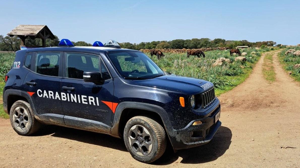Punta la pistola alla testa del rivale, arrestato