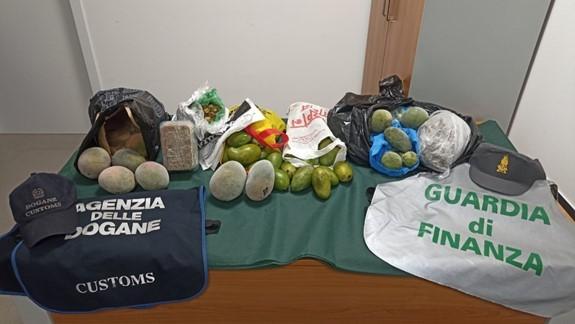 Nei bagagli a mano carne, semi e frutta tropicale in cattivo stato di conversazione: sequestrati