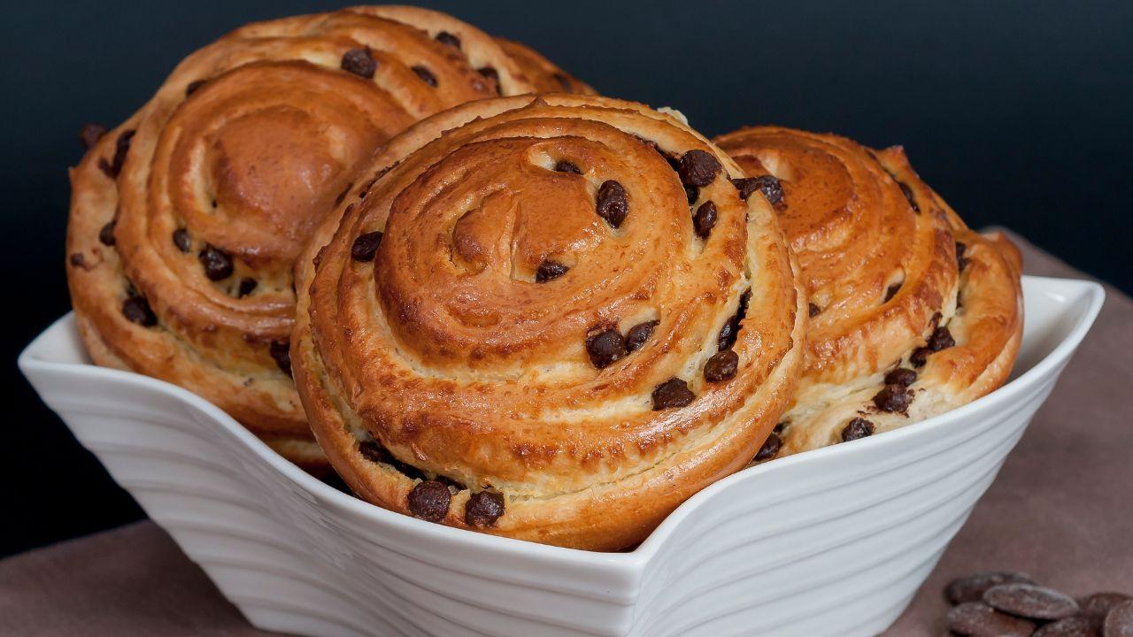 Graffette di metallo nel pane al ciccolato