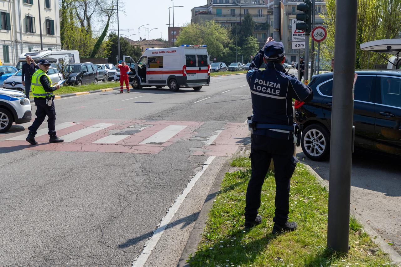 Investita sulle strisce pedonali in viale Po a Ferrara
