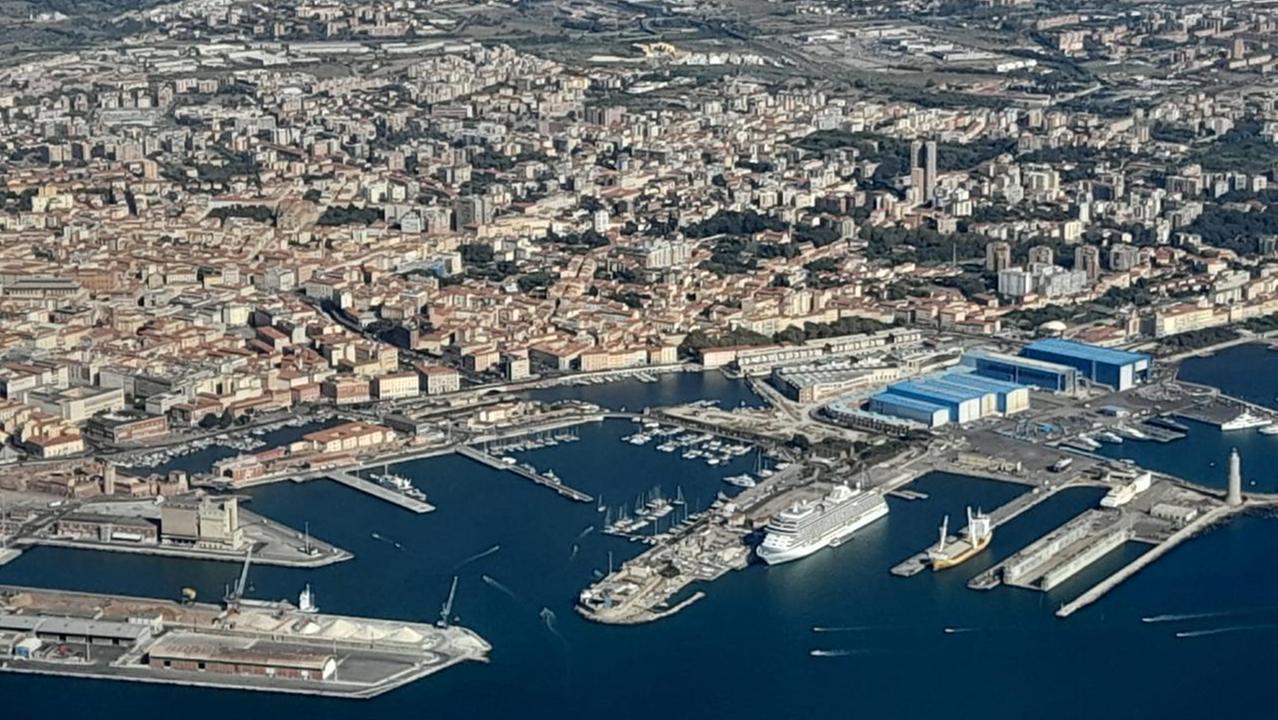 Uno scorcio dello scalo e della città (foto d'archivio)