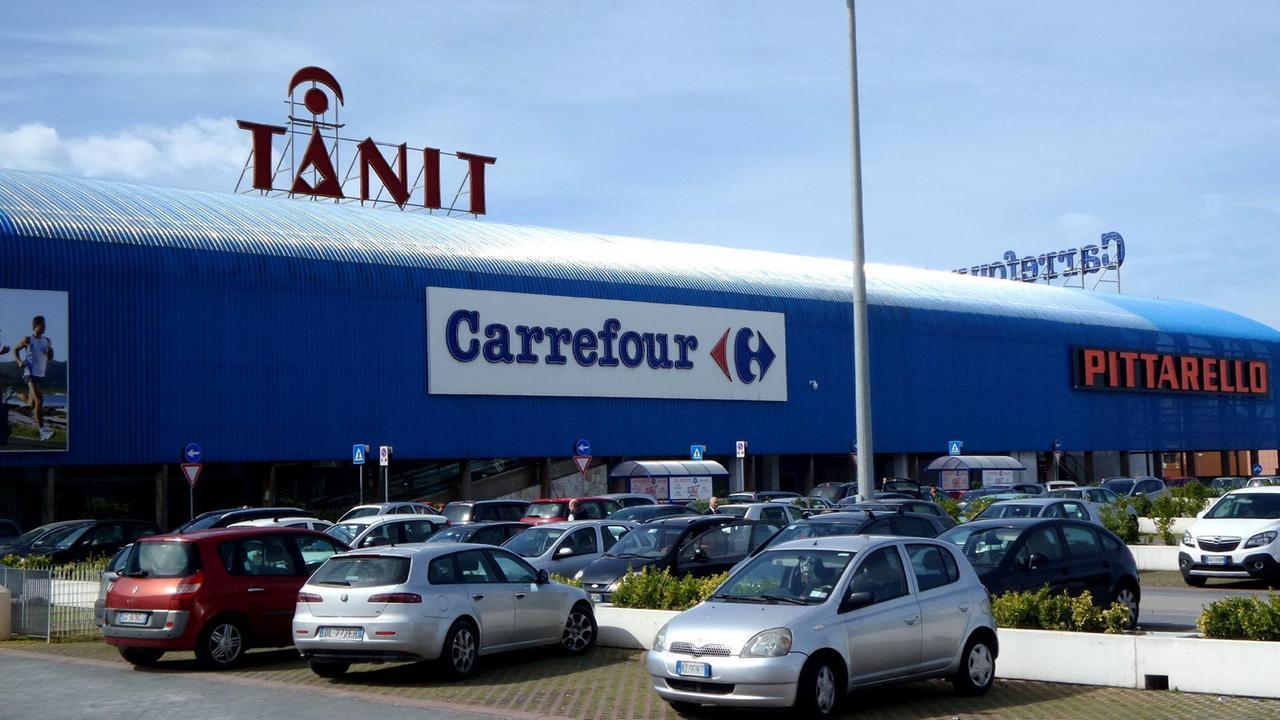 Sassari, ruba gamberoni al Carrefour e aggredisce i vigilanti: arrestato