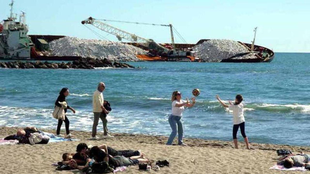 La spiaggia e la nave naufragata a Marina di Massa (Foto Cuffaro)