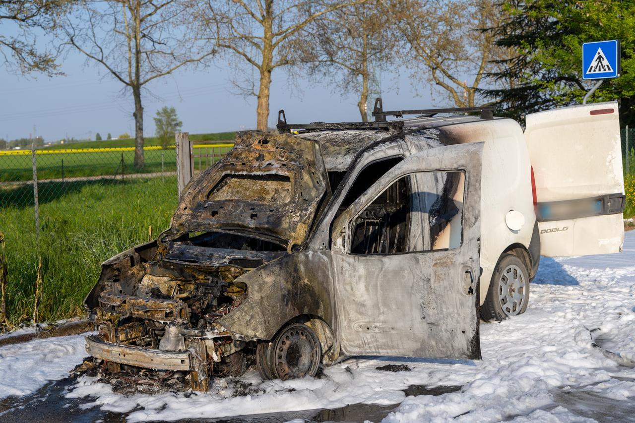 Furgoncino a fuoco a Ferrara, il conducente non se ne accorge e gli automobilisti lanciano l’allarme