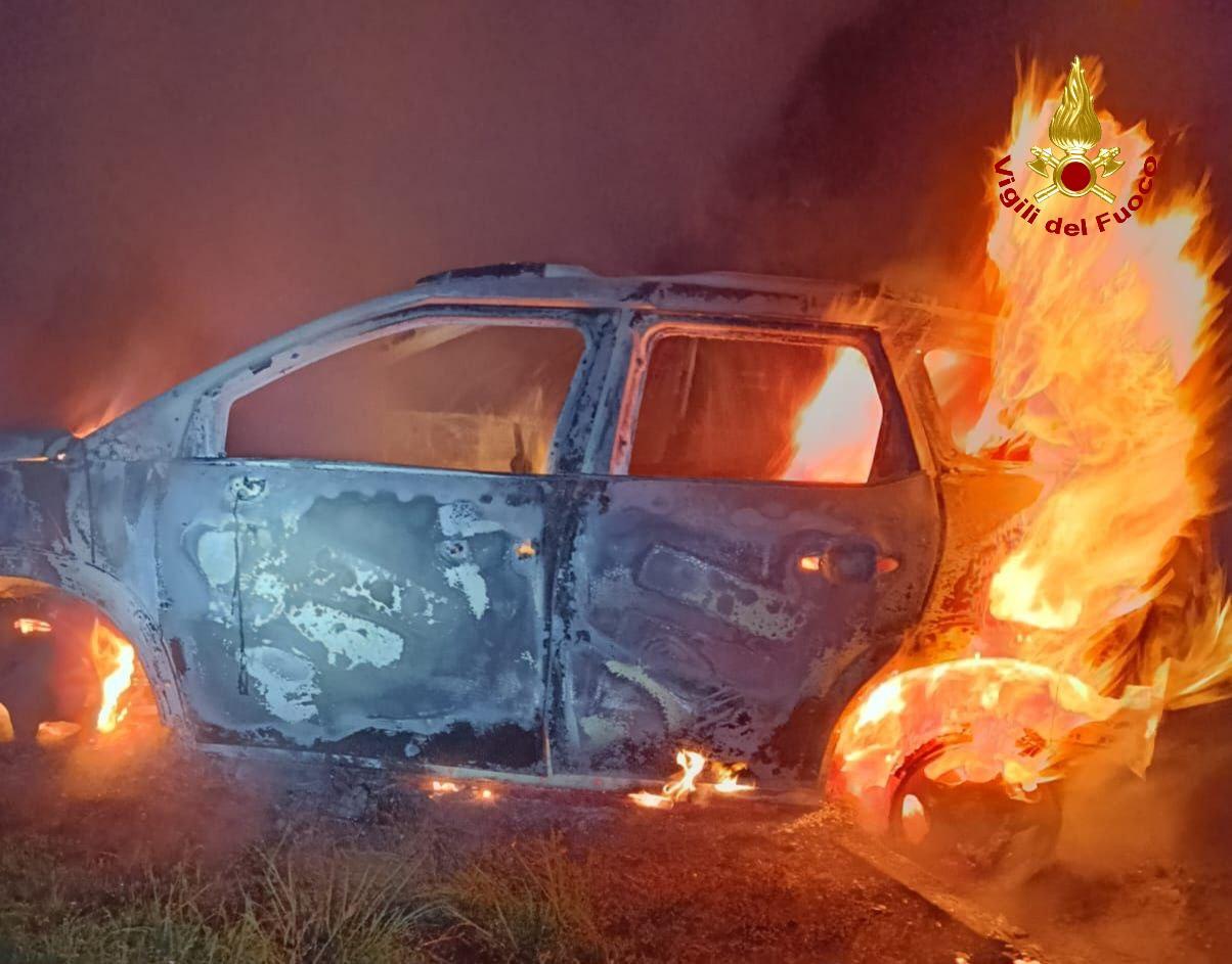 Danno alle fiamme l'auto con dentro la cassaforte rubata