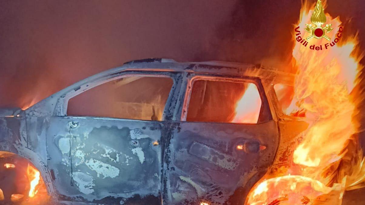 Danno alle fiamme l'auto con dentro la cassaforte rubata