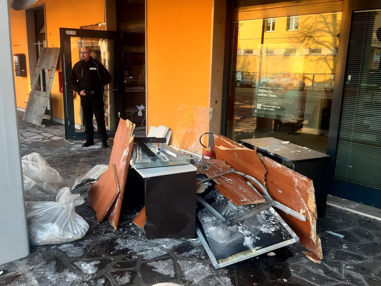 Reggiolo, i ladri fanno esplodere il bancomat: danni ingenti alla filiale Bper