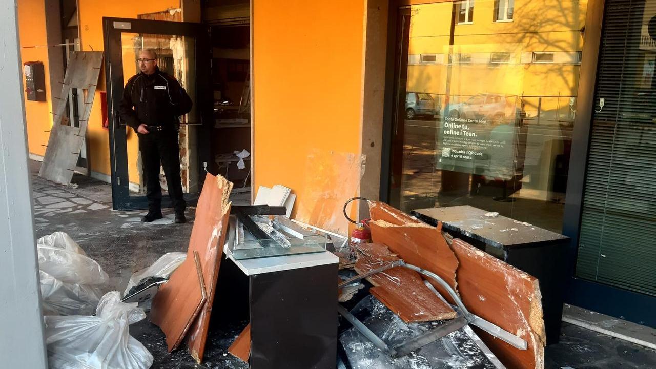 Reggiolo, i ladri fanno esplodere il bancomat: danni ingenti alla filiale Bper