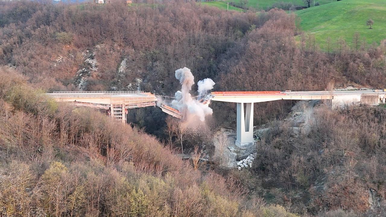 Il momento dell'esplosione (foto Gino Esposito)