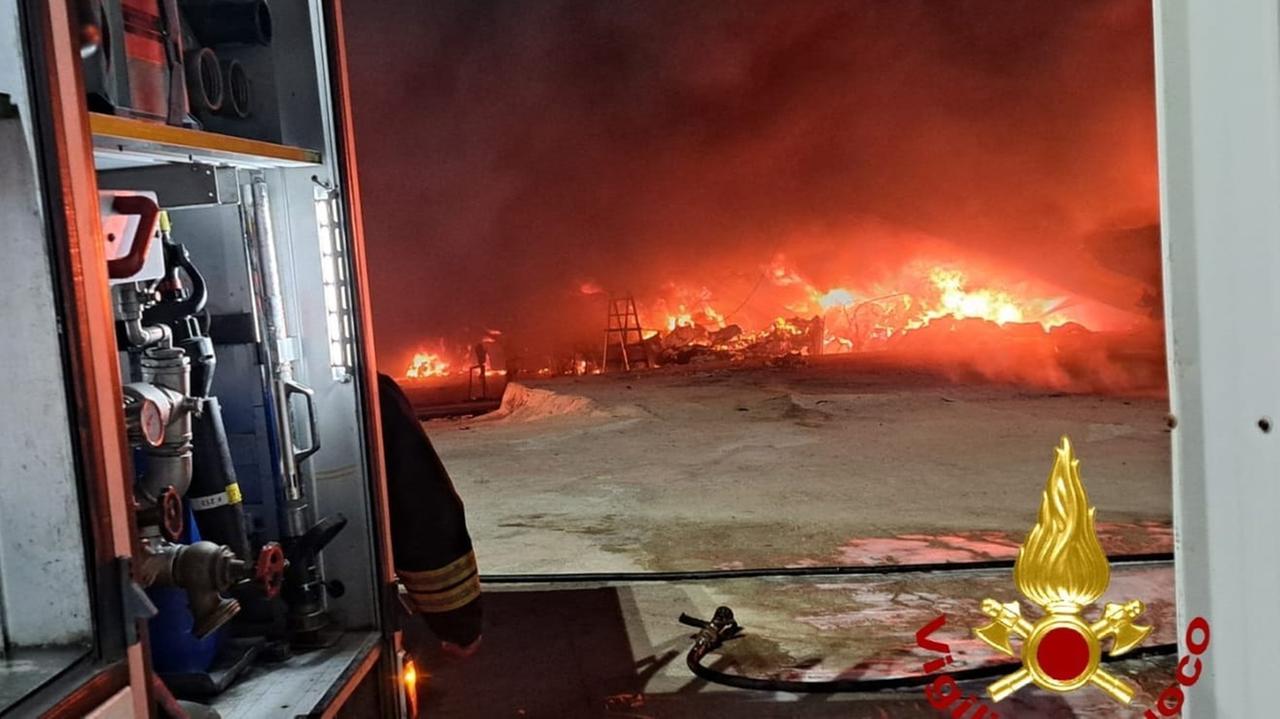 Maxi incendio devasta un cantiere nautico a Rudalza: in fiamme yacht, camion e gru – il VIDEO