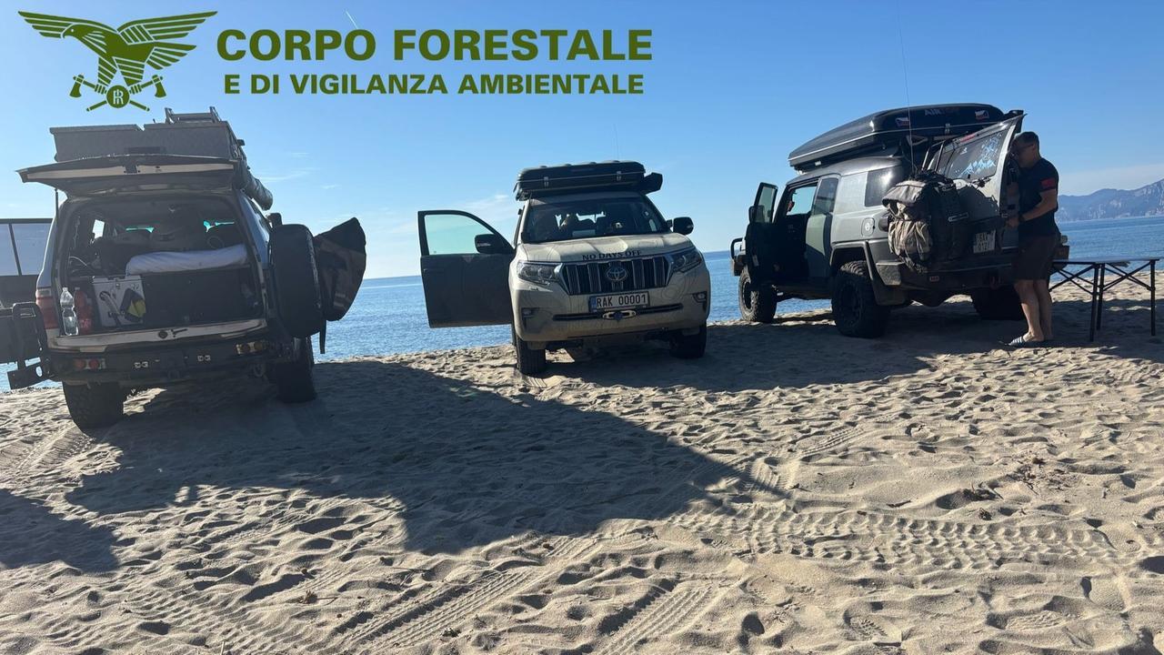 Quattro fuoristrada sulla spiaggia: è già tempo di cafoni