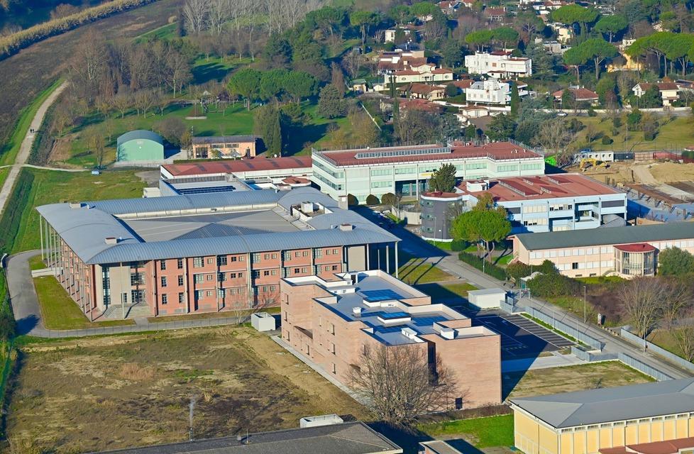 Pontedera, c’è chi difende il professore accusato di abusi. Si parla di un altro caso di un insegnante e di chat sconvenienti