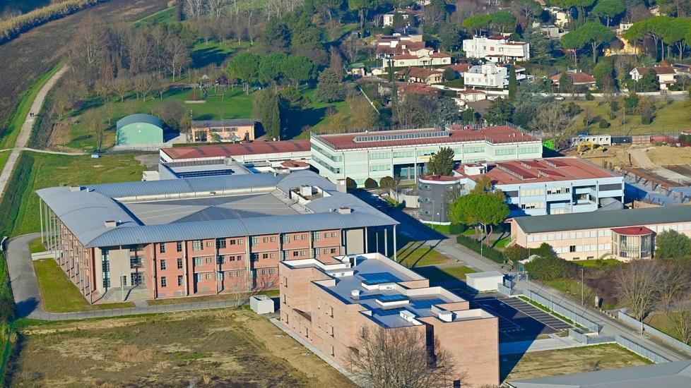 Pontedera, c’è chi difende il professore accusato di abusi. Si parla di un altro caso di un insegnante e di chat sconvenienti