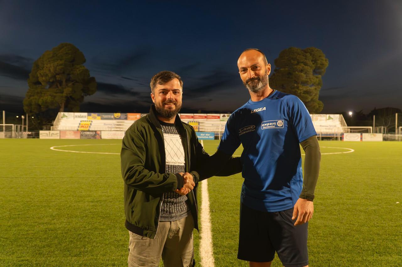 La stretta di mano anti-razzismo