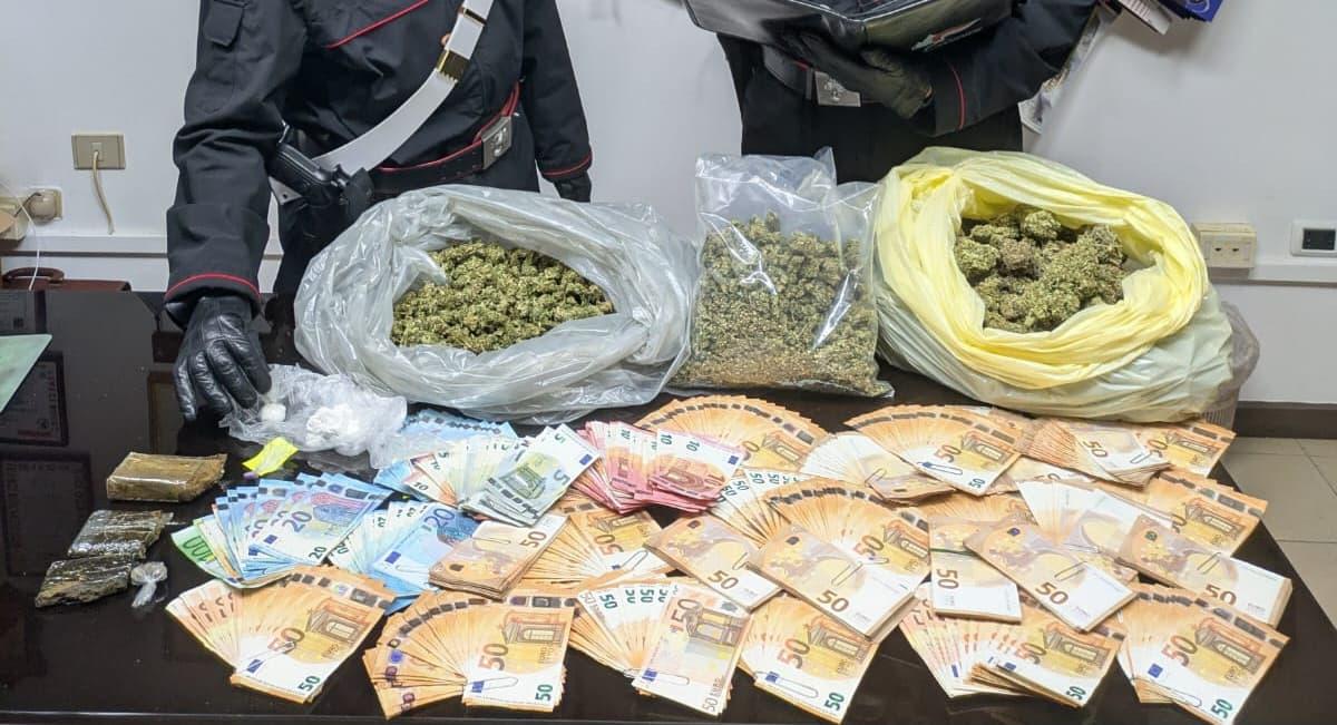 Scoperto con 1,8 chili di cocaina, hascisc e marijuana: arrestato spacciatore 46enne