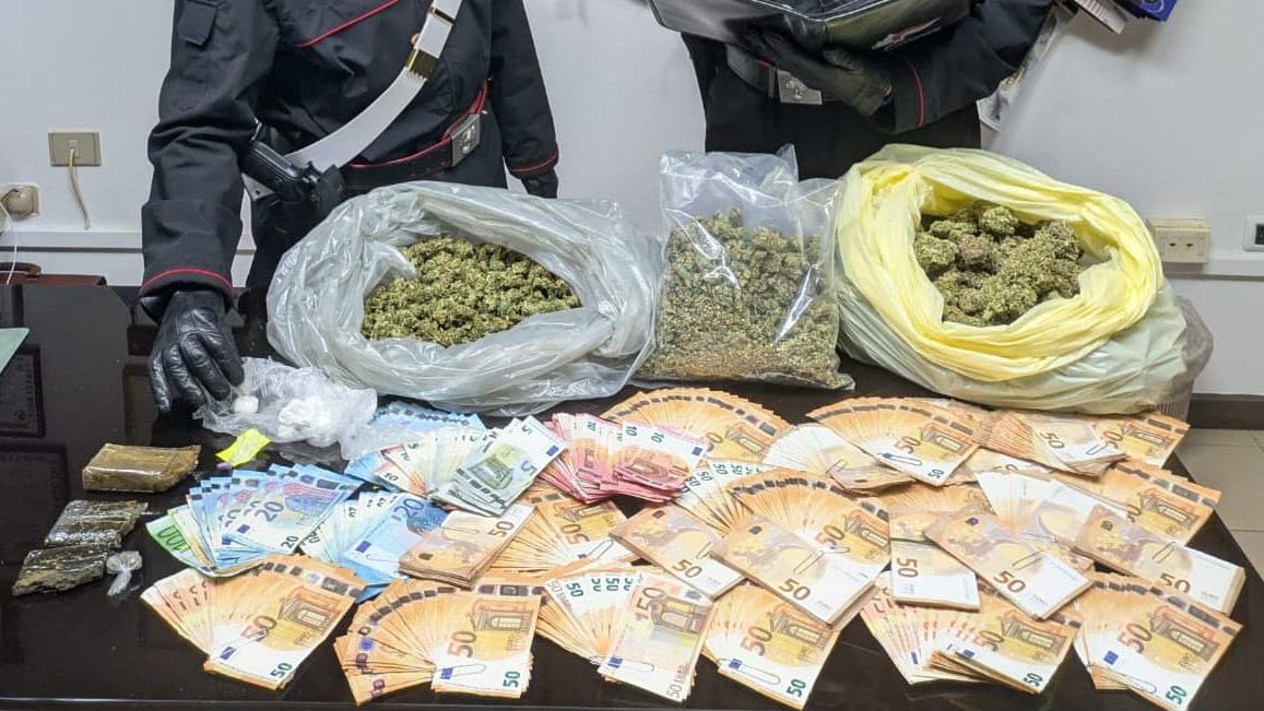 Scoperto con 1,8 chili di cocaina, hascisc e marijuana: arrestato spacciatore 46enne