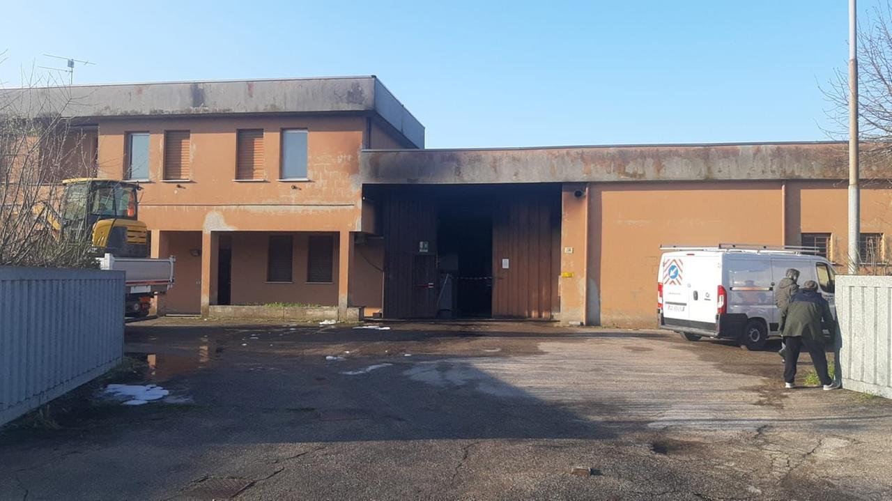 Campagnola, incendio nella notte alla Modeltek: danni allo stabilimento