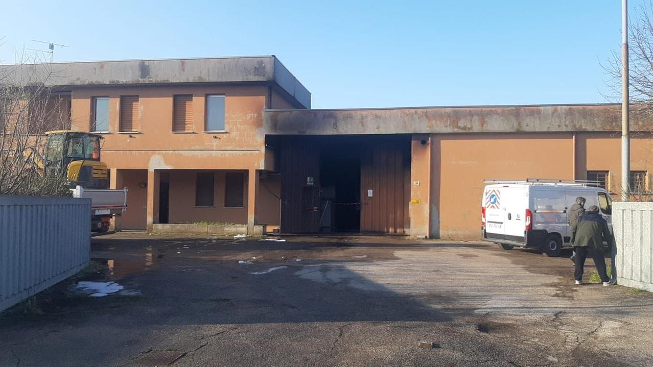 Campagnola, incendio nella notte alla Modeltek: danni allo stabilimento