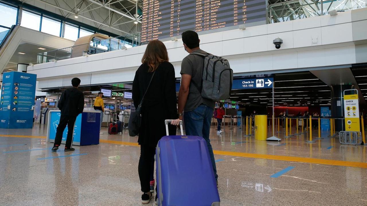 Caro voli per Pasqua, tariffe +470%: da Milano all’isola biglietti da 460 euro