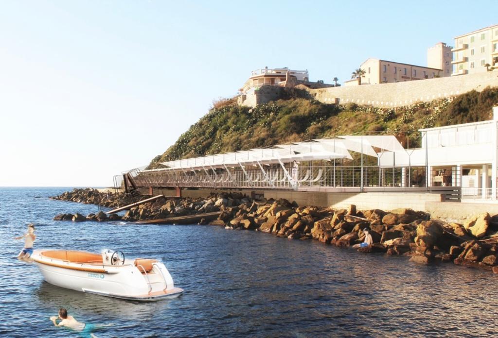 Piombino, il nuovo stabilimento balneare sulla scogliera prende forma: campetto, ombrelloni e pedane in legno