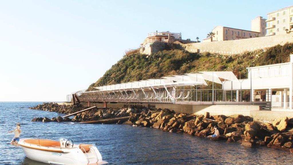 Piombino, il nuovo stabilimento balneare sulla scogliera prende forma: campetto, ombrelloni e pedane in legno