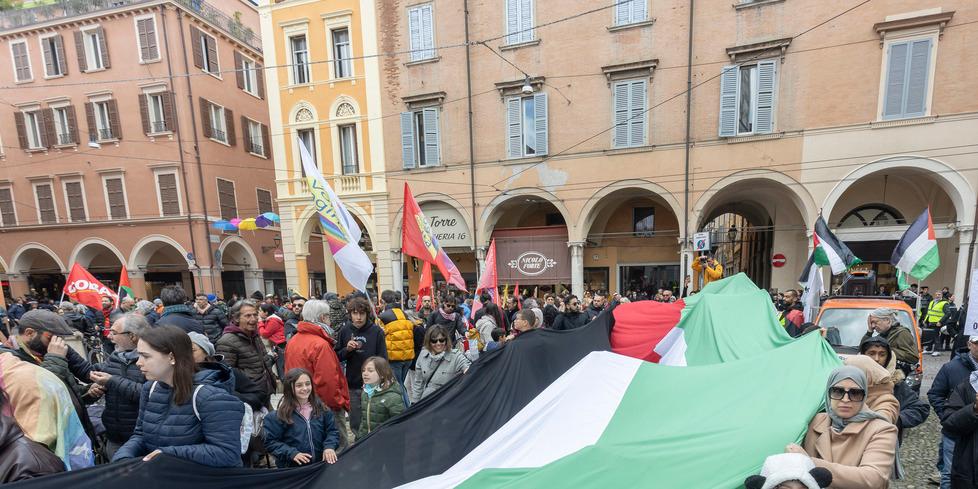 Pro Palestina e filorussi in centro: «Oggi Modena si divide per la pace»