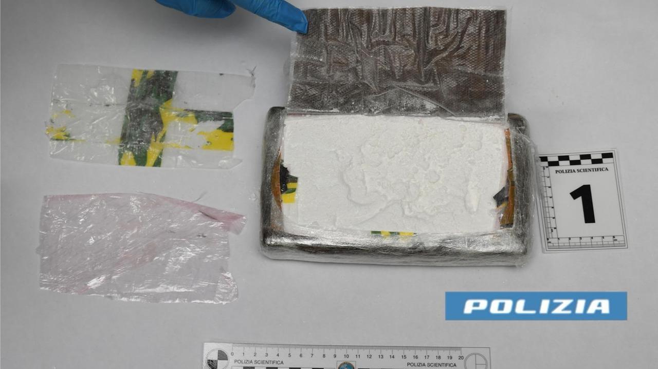 Maxi spaccio di cocaina, eroina, marijuana e metadone, cinque misure cautelari