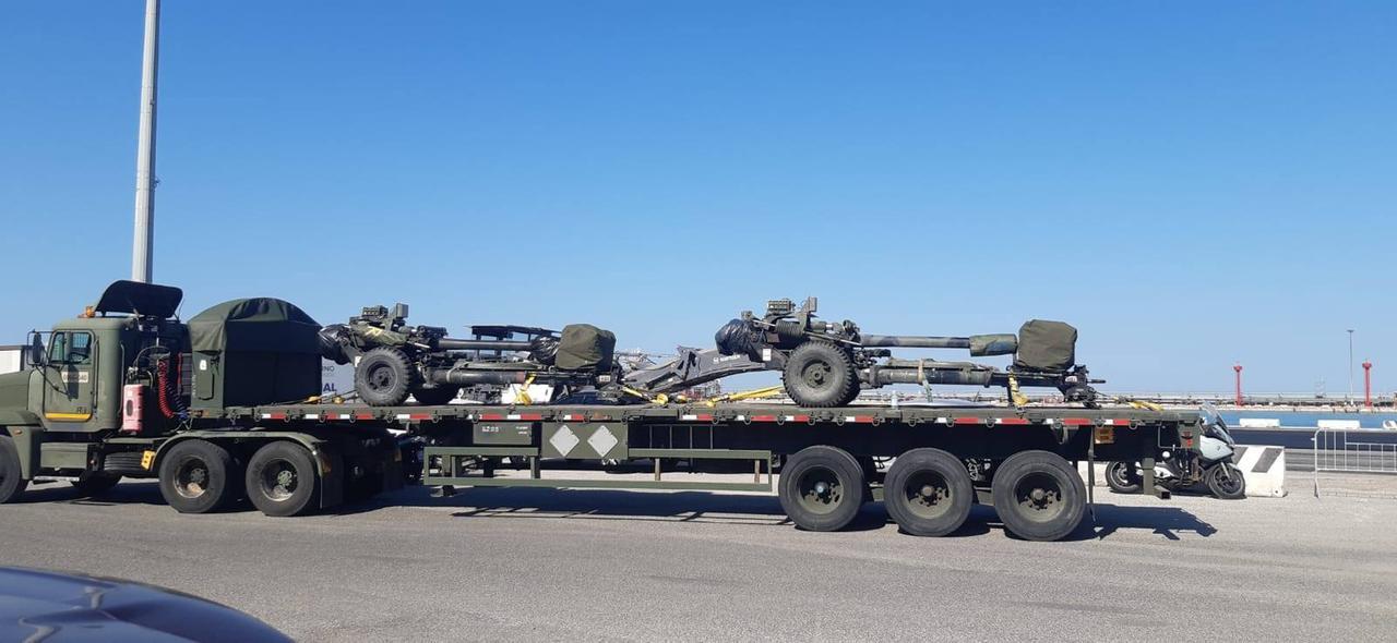 
	Alcuni dei mezzi da guerra caricati sulla "Bbc Bergen"

