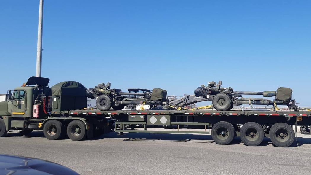 Alcuni dei mezzi da guerra caricati sulla "Bbc Bergen"