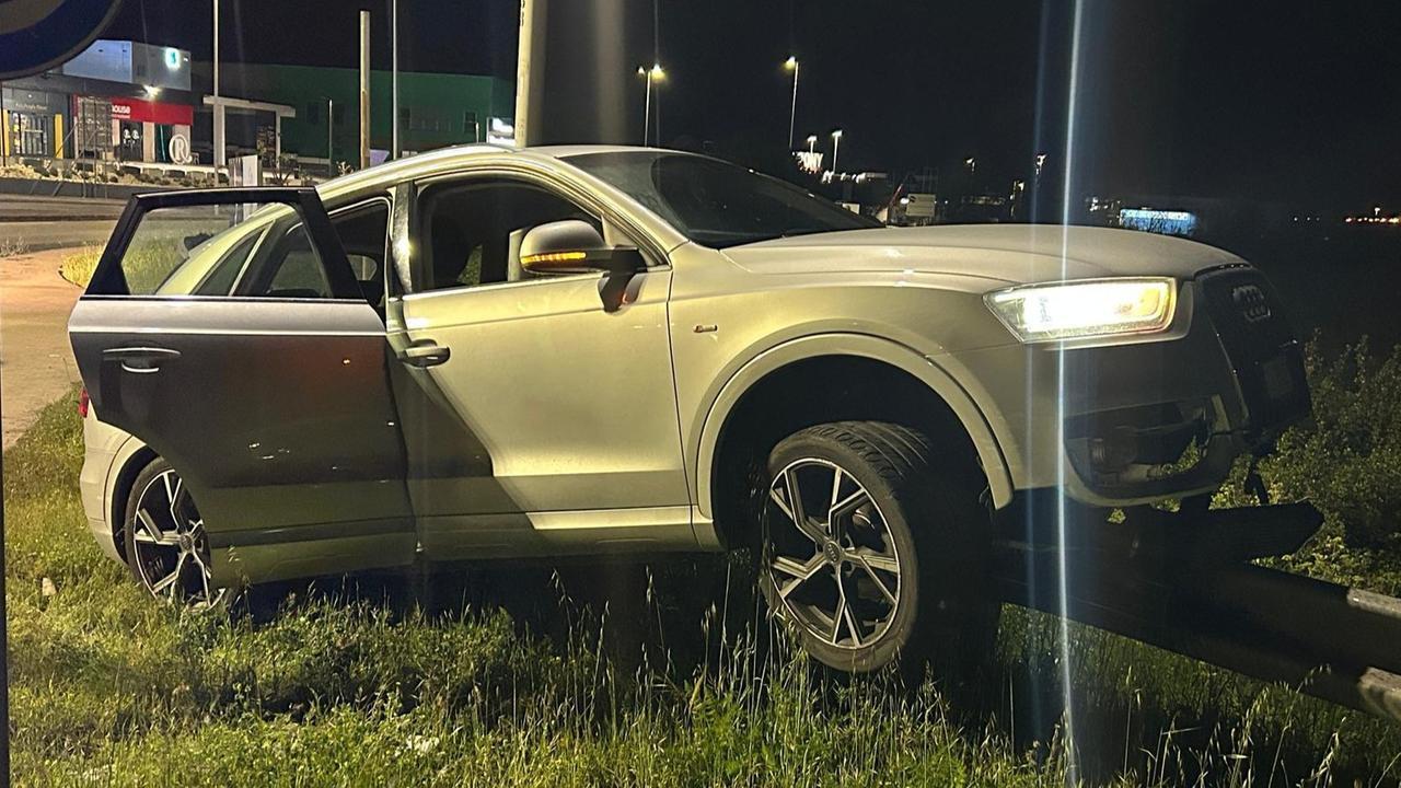 Un’auto incidentata in bilico sulla scarpata, il proprietario arriva in taxi: che cosa è successo