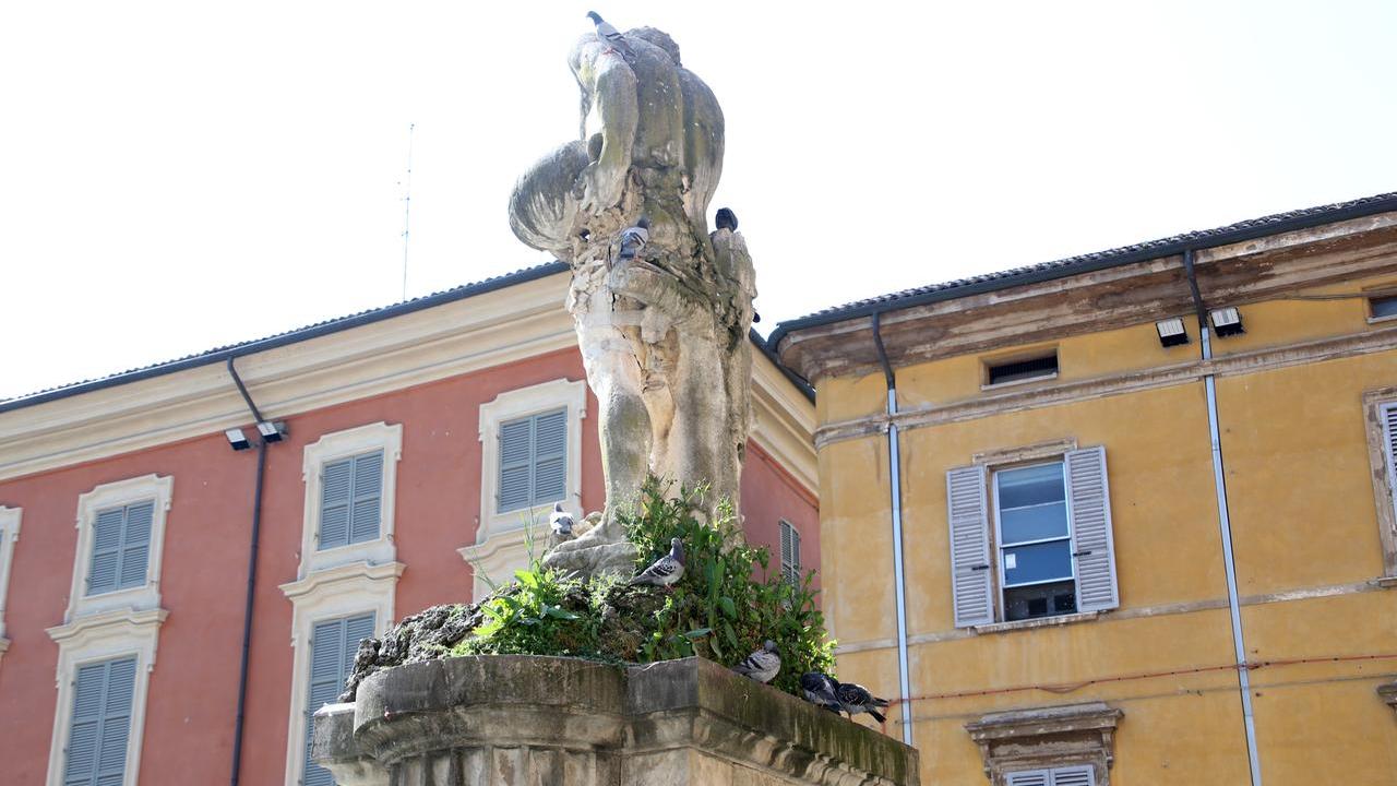 «Bisogna restaurare la statua del Crostolo il prima possibile»