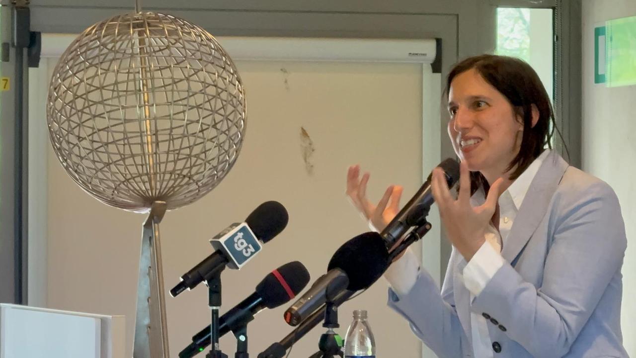 Elly Schlein: «Dazi, da mesi chiediamo di non sottovalutare ma da Meloni nessuna risposta»